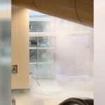 Un extintor accionado por unos niños llena de polvo la tercera planta del centro comercial Ponte Vella