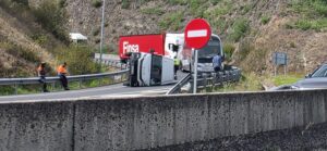 Vuelca una furgoneta en la entrada de Ourense y el conductor resulta ileso