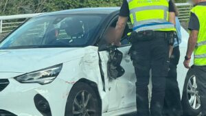 Herido un motorista tras chocar con un coche cerca del Puente del Milenio