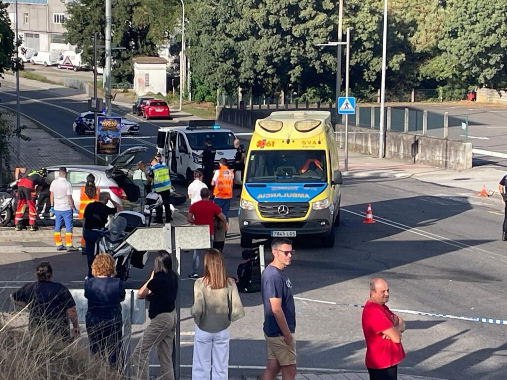 Muere un motorista de 26 años tras chocar contra un coche junto al Pazo dos Deportes Paco Paz, en Ourense
