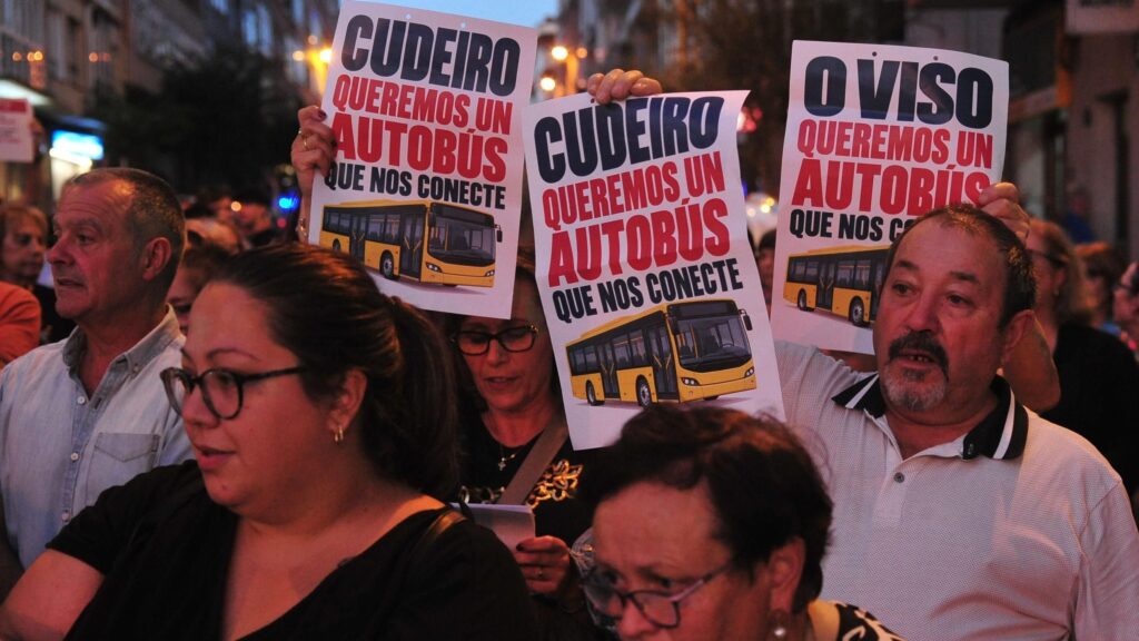 Vídeo | Los vecinos de Cudeiro cortan la avenida de Santiago al grito de "menos rodeos y más conexiones"