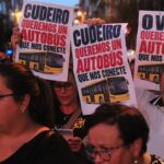 Vídeo | Los vecinos de Cudeiro cortan la avenida de Santiago al grito de «menos rodeos y más conexiones»