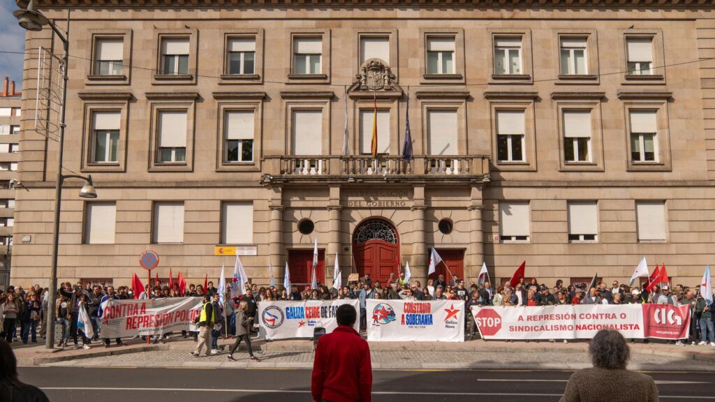 Decenas de ourensanos se concentran ante la Subdelegación del Gobierno contra la represión policial