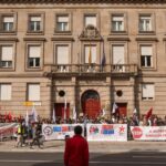 Decenas de ourensanos se concentran ante la Subdelegación del Gobierno contra la represión policial