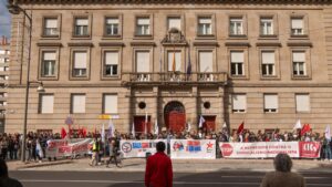 Decenas de ourensanos se concentran ante la Subdelegación del Gobierno contra la represión policial