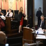 Jácome aprueba sus presupuestos con la espantada del PSOE, la incorporación de dos ediles de DO sobre la marcha y uno del PP de viaje