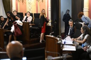 Jácome aprueba sus presupuestos con la espantada del PSOE, la incorporación de dos ediles de DO sobre la marcha y uno del PP de viaje