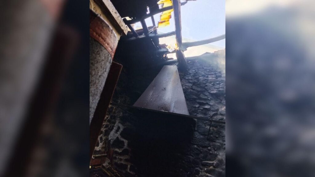 Susto en Esgos por un incendio en un fumeiro de chorizos próximo a viviendas