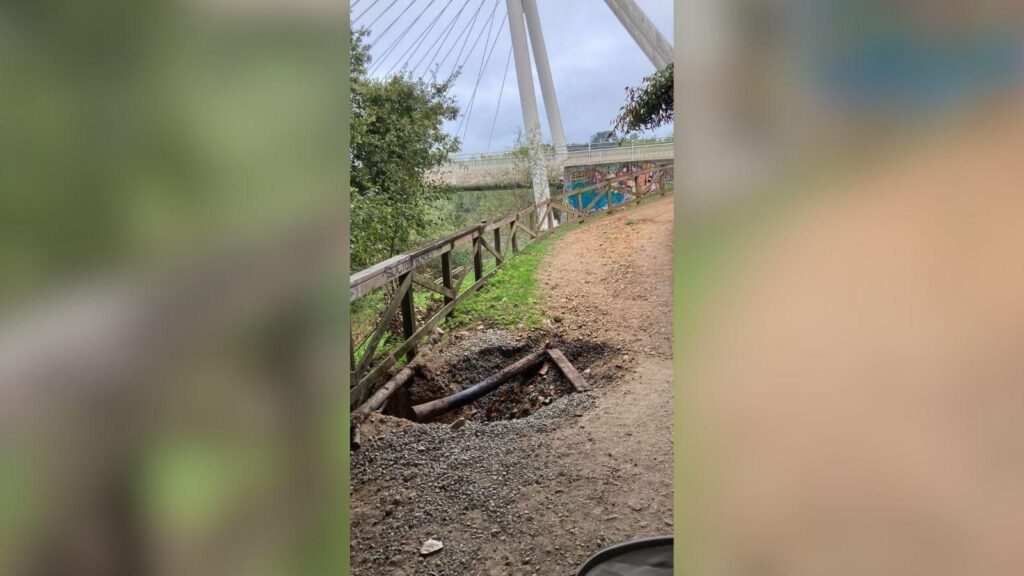 Alertan de un socavón en un paseo de Ourense que lleva meses sin repararse: “Cada vez es más peligroso”