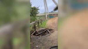 Alertan de un socavón en un paseo de Ourense que lleva meses sin repararse: “Cada vez es más peligroso”