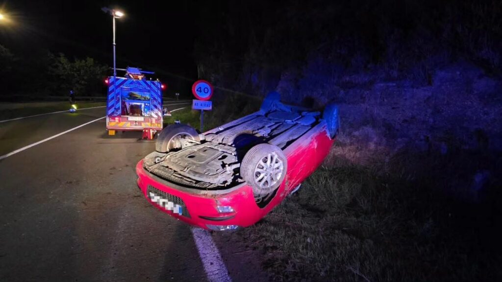 Aparatoso accidente: un coche vuelca tras salirse de la vía en Toén