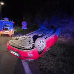 Aparatoso accidente: un coche vuelca tras salirse de la vía en Toén