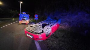 Aparatoso accidente: un coche vuelca tras salirse de la vía en Toén