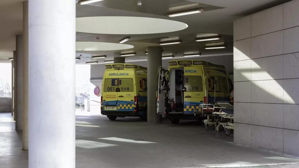 Herido un trabajador que cayó de la plataforma de un camión en Ourense