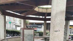 ¿Sabe usted que en Ourense han inventado una pérgola para refugiarse de la lluvia… salvo de la que cae del cielo?