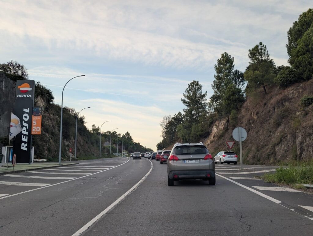 Choque entre dos coches en la entrada de Ourense por la N-525