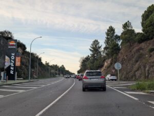 Choque entre dos coches en la entrada de Ourense por la N-525