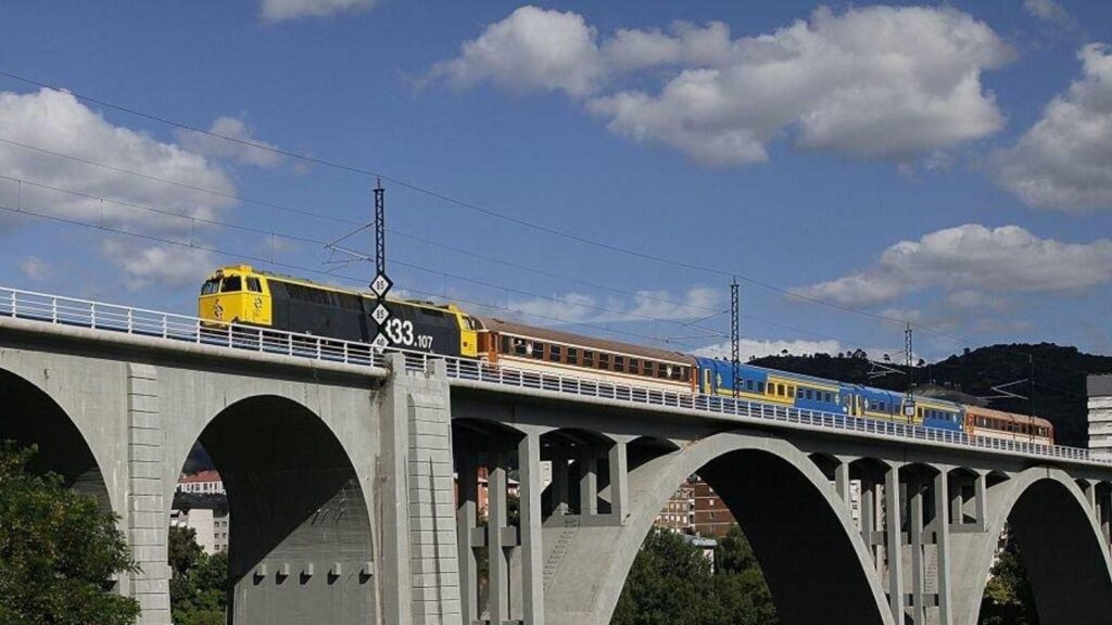 Le salvan la vida a una mujer de las vías del tren en Ourense antes de la llegada de un convoy
