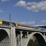 Le salvan la vida a una mujer de las vías del tren en Ourense antes de la llegada de un convoy