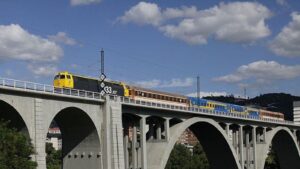 Le salvan la vida a una mujer de las vías del tren en Ourense antes de la llegada de un convoy