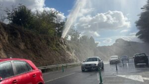 Una potente fuga de agua sorprende en las obras de la N-525 en Ourense: "Sale con mucha potencia, parece una catarata"