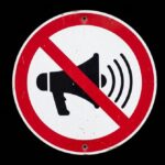 ¿Sabe usted que una cosa es una espectáculo del motor y otra es atronar con megáfonía a los vecinos de San Cibrao?