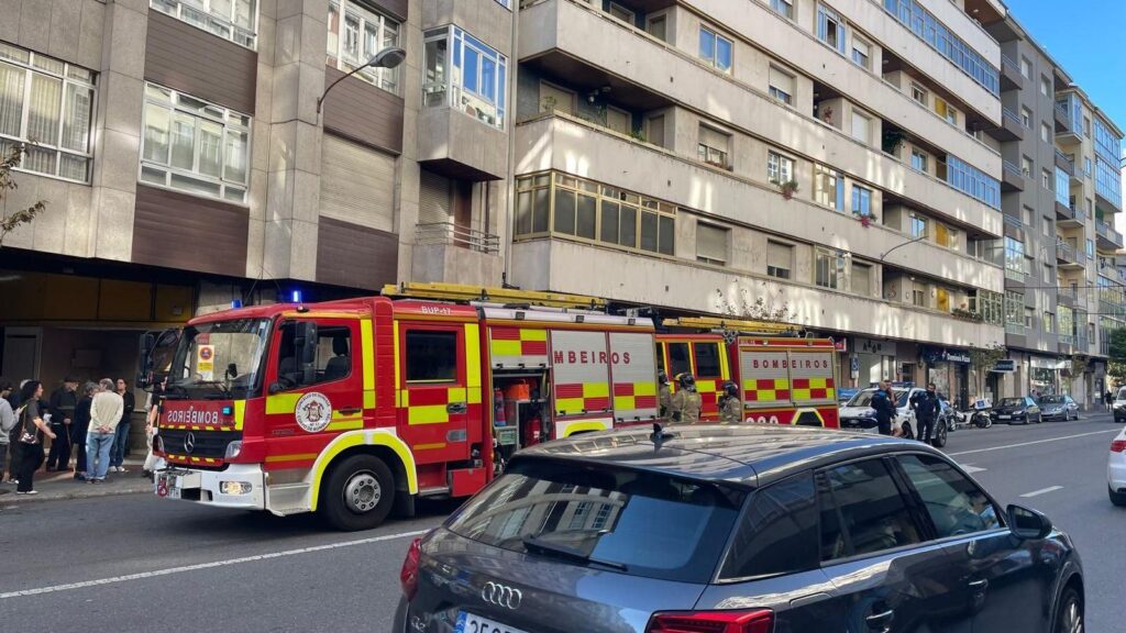 Alerta en Ourense por un incendio en un piso de Nosa Señora da Saínza