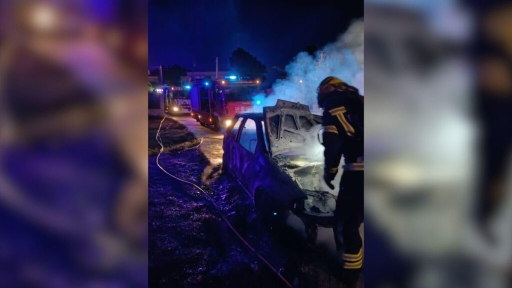 Vídeo | Un coche arde por completo en Moreiras con la espontánea reacción de uno de los presentes: "Hoy en Callejeros Viajeros..."