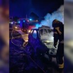 Vídeo | Un coche arde por completo en Moreiras con la espontánea reacción de uno de los presentes: «Hoy en Callejeros Viajeros…»
