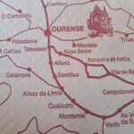 ¿Sabe usted que en algunos manteles la geografía de Ourense se aprende con más imaginación que precisión?