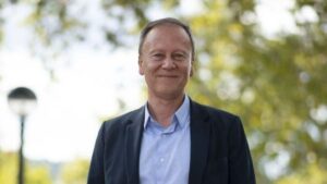 ¿Sabe usted que resulta que después de tanta impugnación y exigencia de ver las actas, a Rafa Villarino, que lo pusieron de dos al Senado, le han dado el jaque mate ya desde los despachos de Madrid?