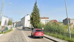 Un motorista herido tras una colisión contra un coche en Ourense