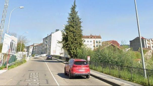 Un motorista herido tras una colisión contra un coche en Ourense