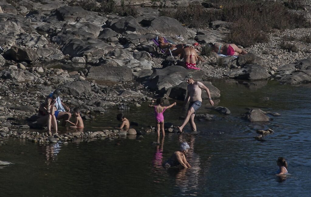 Galería | Los ourensanos combaten un calor inusual a mediados de otoño