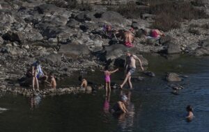 Galería | Los ourensanos combaten un calor inusual a mediados de otoño