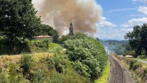 ¿Sabe usted que algunos trenes en Ourense parecen llevar más paradas por incendios que por estaciones?