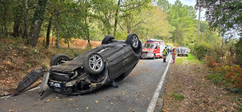 Dos heridos tras volcar y quedar el coche destrozado en Toén