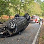 Dos heridos tras volcar y quedar el coche destrozado en Toén