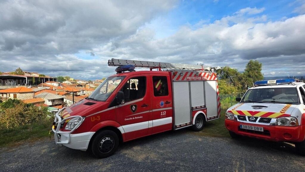 Una posible quema no autorizada provoca un incendio forestal junto a las viviendas en Sobrado do Bispo